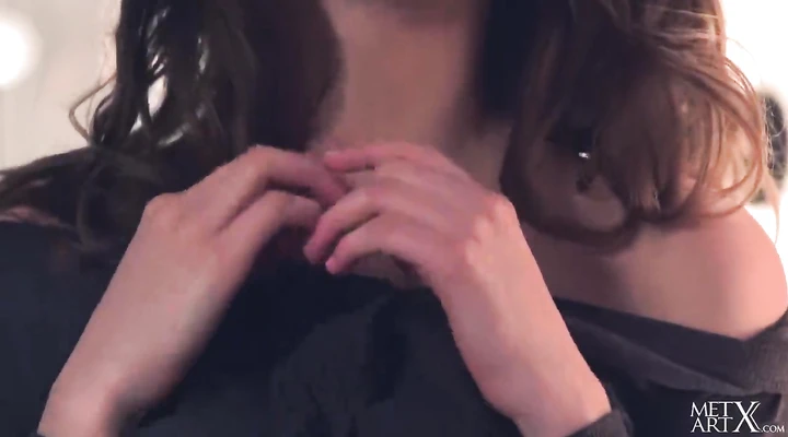 Пышногрудая красотка мастурбирует у зеркала