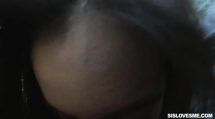 Сладкая брюнетка сосет член в машине