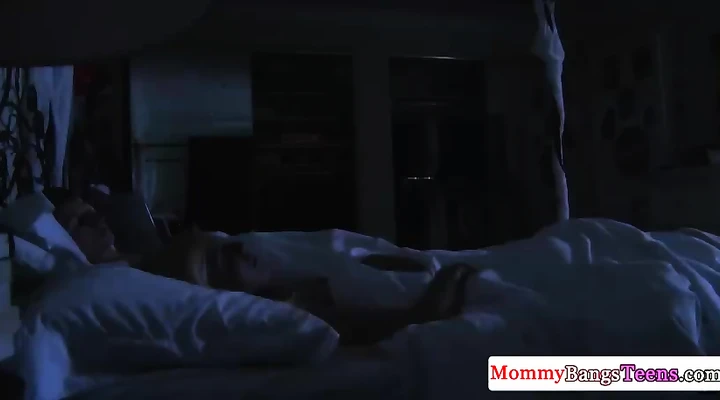 Молодой пацан ебет подругу и ее мамку