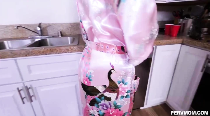 Рыжая мамка потрахалась с пасынком от первого лица