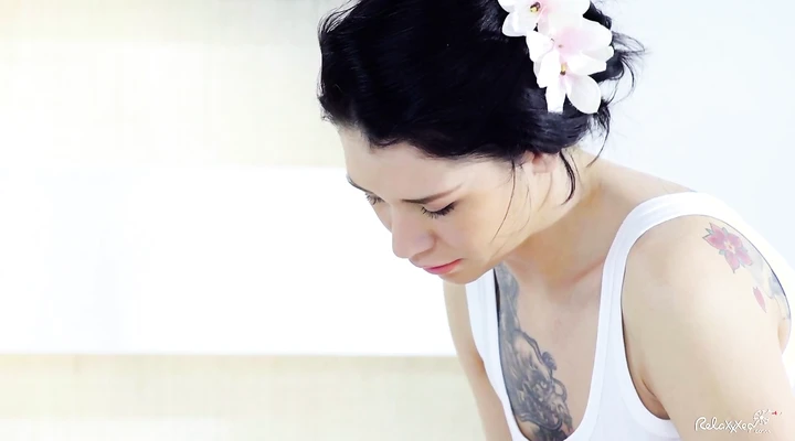 Массажистка разминает член классной еблей