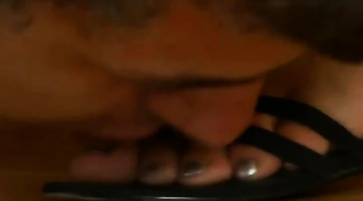 Госпожа в туфельках доминирует над молодым самцом