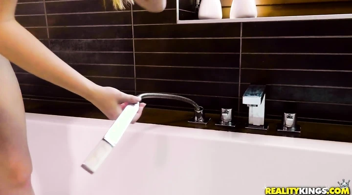 Стройная кокетка мастурбирует душем