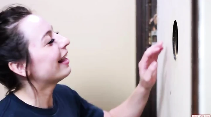 Талантливая блядь сосет хуй через дырку в стене