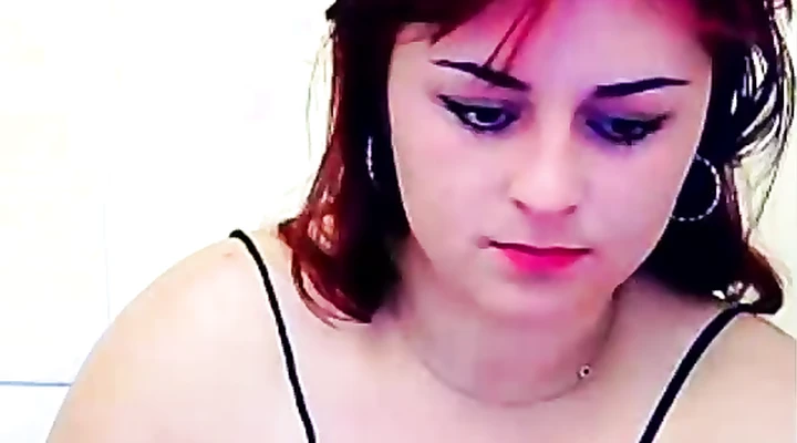 Пышная брюнетка играет с большими буферами на вебку