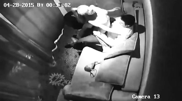 Стриптизерша танцует приватный танец перед клиентом