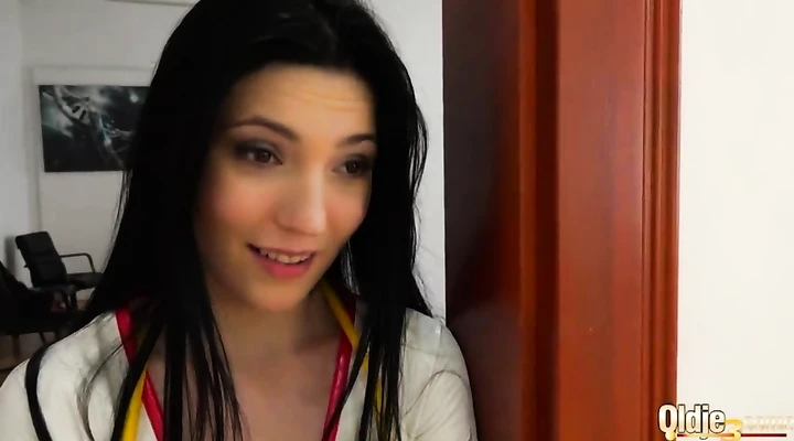 Старый пациент ебет двух медсестер