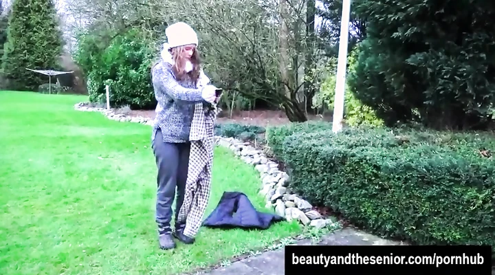 Студентка трахается со стариком в парке