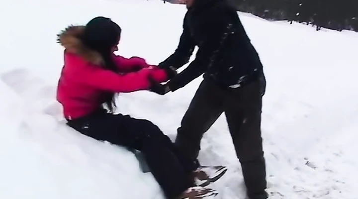 Экстримальный секс спортсменов на снежной улице