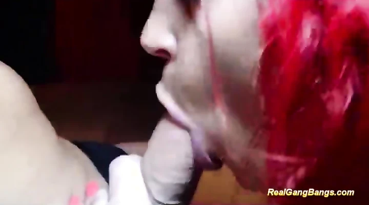 Татуированная рыжуха участвует в групповухе