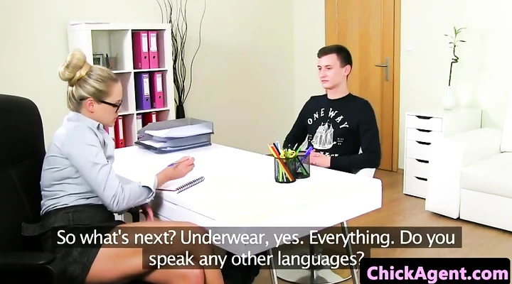 Молодой трахает блондинку в офисе