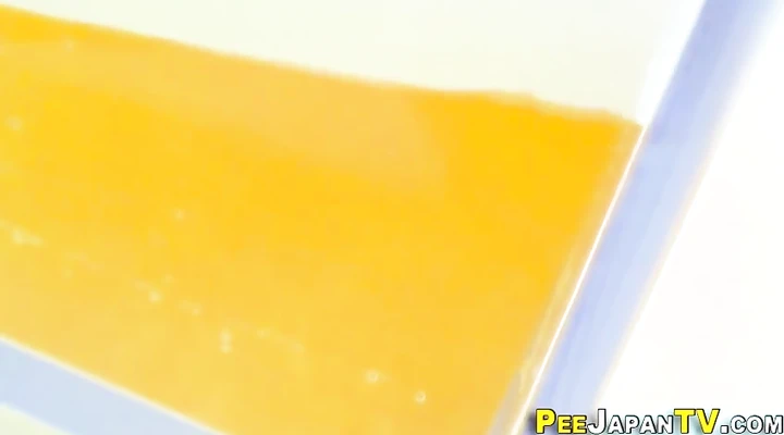 Писающие девушки дают снять себя на видео