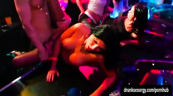 Оргия в клубе с похотливыми тусовщицами