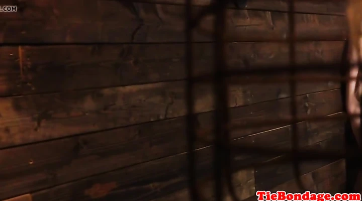 Доводит связанную блондинку до оргазма в стиле бдсм