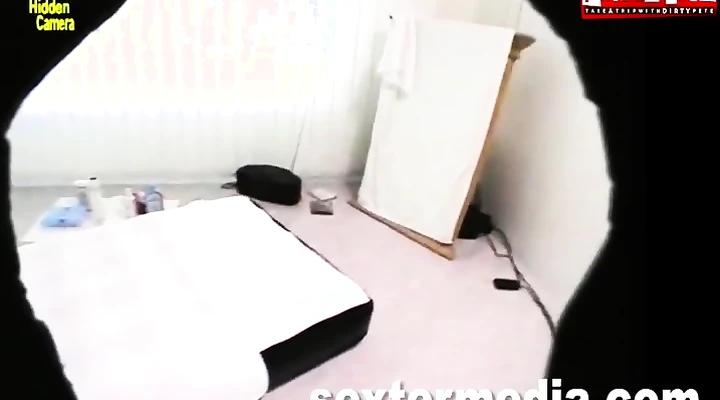 Трахнул молодую девушку самотыком сняв ее на скрытую камеру