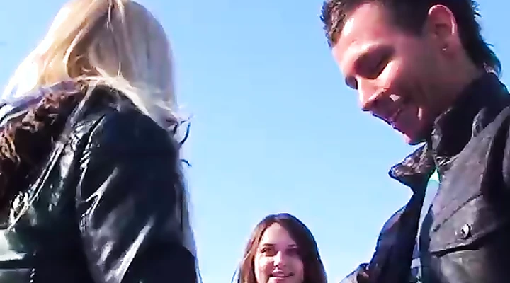 Парень трахнул блондинку в машине у ее подруги на глазах