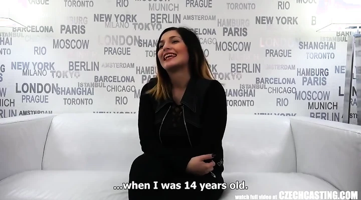 Грудастая бикса сосет на кастинге и раздвигает ноги