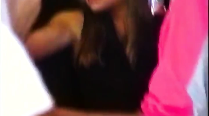 Русскую красотку трахают в две дырочки одновременно