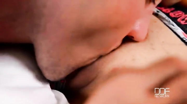 Сладкую Тейлор поимел в выбритую пизду