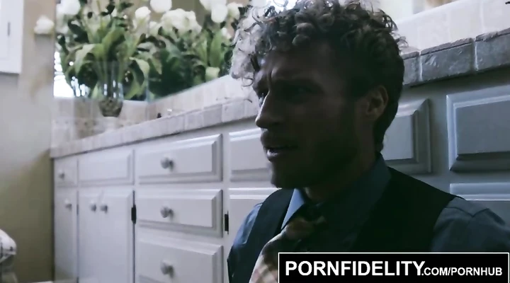 Жаркую порно звезду выебал большим членом