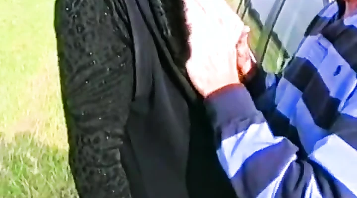 Мужик выебал на капоте зрелую шлюшку