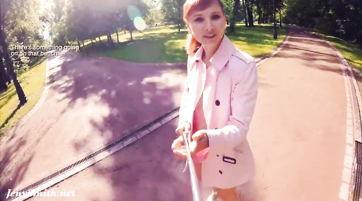 Рыжая шалунья показывает пизду и сиськи в парке