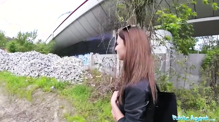 За деньги выебал молодую девку на улице