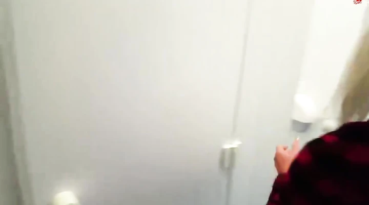 Парень поимел пизду своей телки в торговом центре