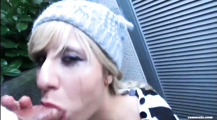 Блондинка делает глубокий минет парню на улице