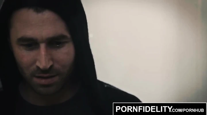 Восхитительную блондинку с большими сиськами отодрал в пизду