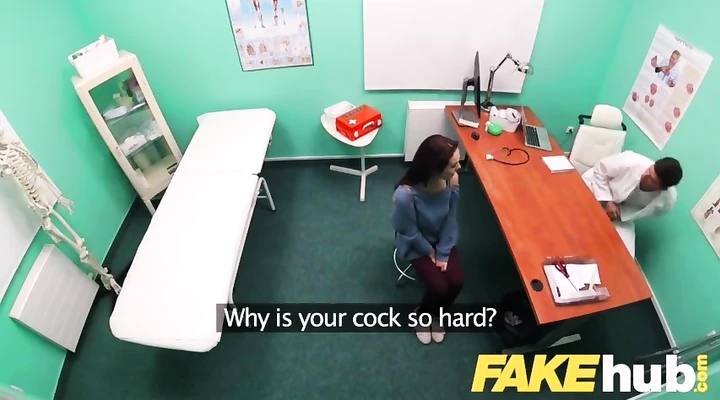 Доктор от трахал возбужденную девушку в кабинете