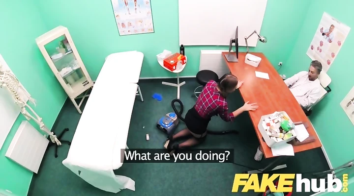 Доктор от трахал молоденькую пациентку