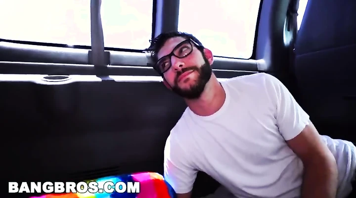 Развел за деньги на секс в машине молодую попутчицу