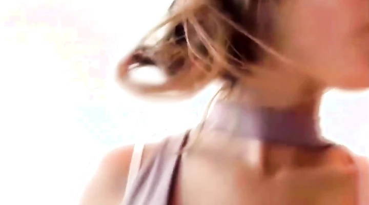 Молоденькая соска в офисе светит пизду и сиськи на камеру