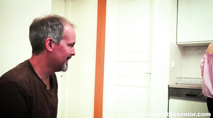 Дед воспользовался пиздой молодой внучки на кухне