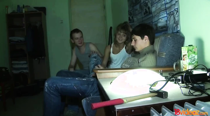 Парень продал свою телку другу который насладился ее русской пиздой за деньги