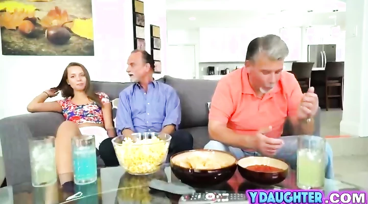 Взрослый дядька раздвинул ноги молоденькой и выебал ее