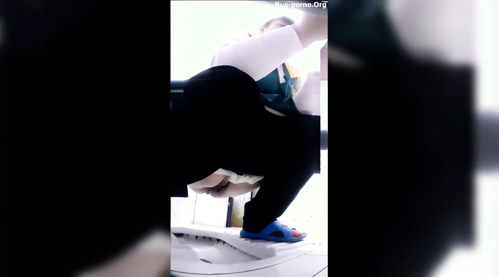 Скрытая камера в туалете снимает телок которые сут