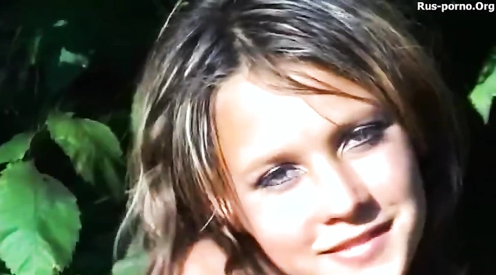 Мокрая шлюшка показывает свою пизду