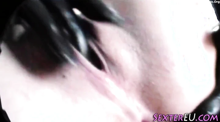 Немецкая шалава сует в жопу фанарик