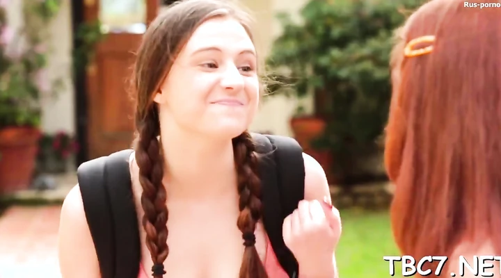 Негр жестко вонзился хуйцом в киску рыженькой сучки