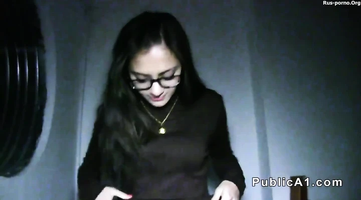 На улице снял русскую шлюшку и трахнул в подъезде