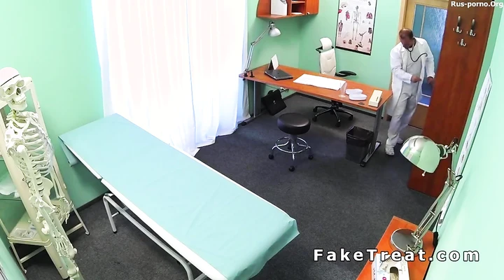 Доктор оттарабанил пациентку и получил отменный минет