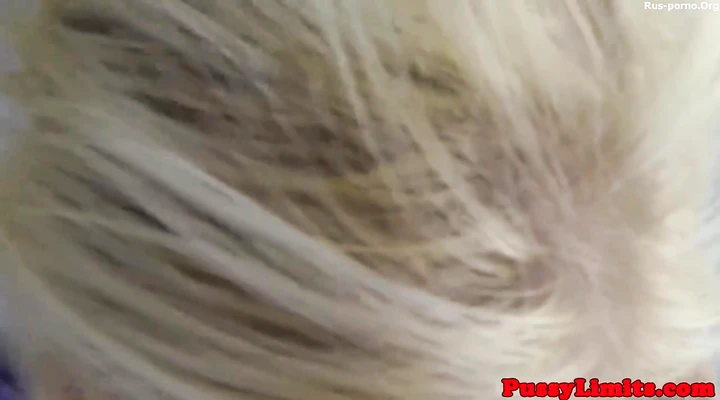 Пацан заставил светловолосую суку отсосать