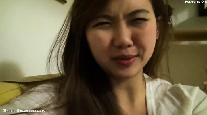 Темноволосая азиатка с большой грудью