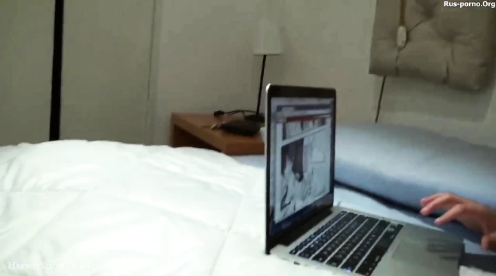 Азиатка любит поиграть со своей узкой пиздой