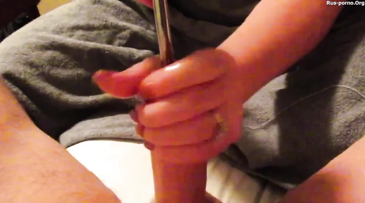 Дрочила и засовывала в отверстие члена металлическую палку