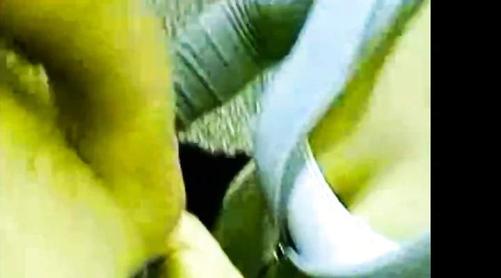 Девчонка подрочила парню и заставила его кончить на еду