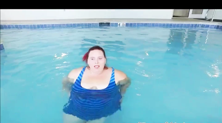 Поиграл с пилоткой очень жирной бабы