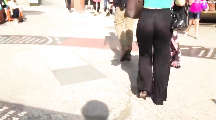 Извращенец проследил за девушкой с очень аппетитной попкой